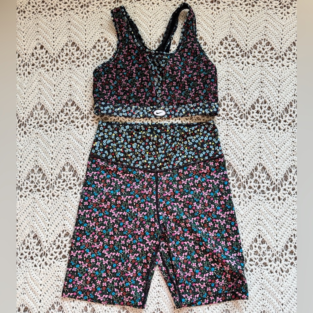 Workout Set 2 Piece Nike Floral Padded Sports Bra (M) & Floral Biker Shorts (S)